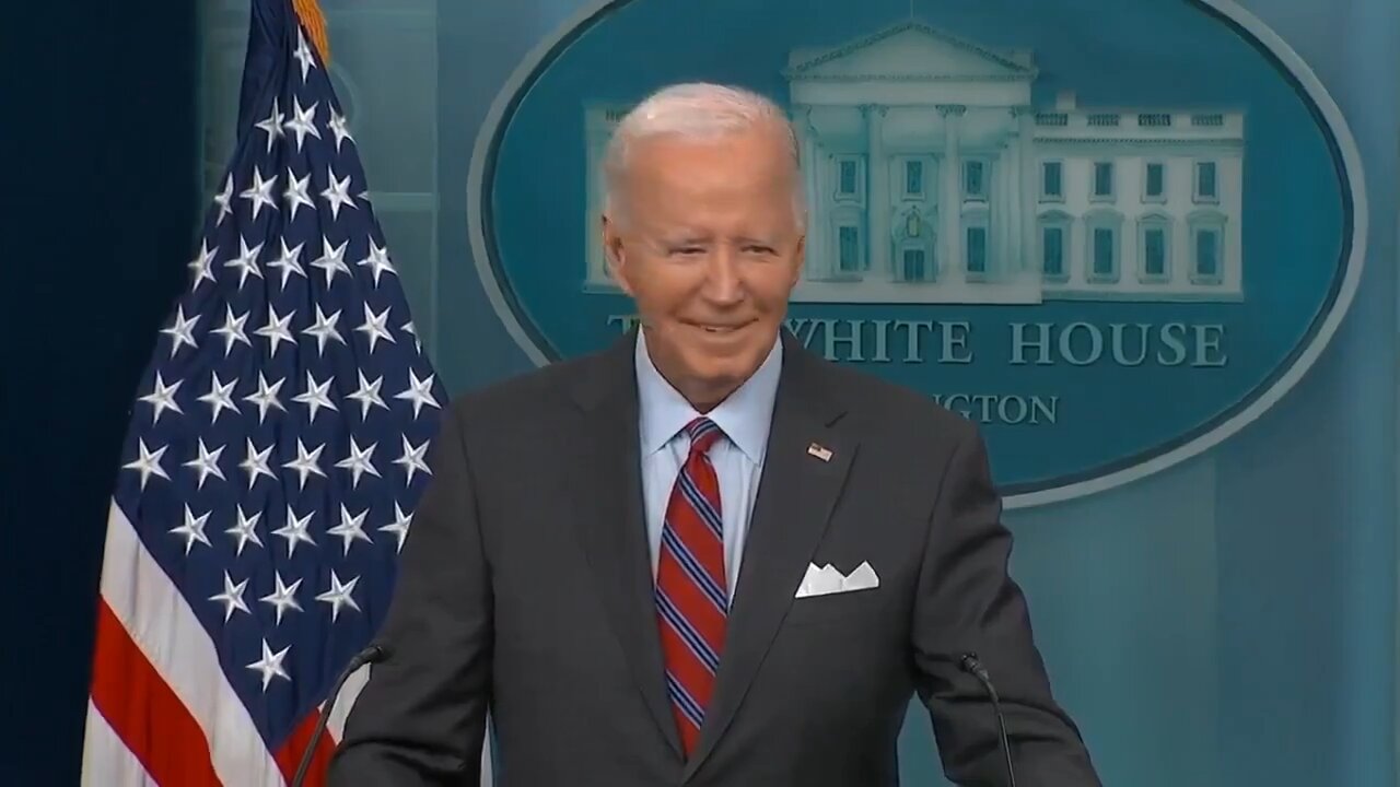 🚨 President Joe Biden is standing stunned and silent in front of reporters at the White House