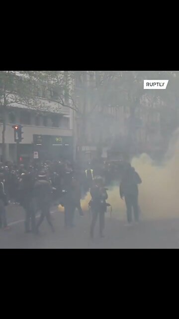 London Descends Into Chaos as Antifa Riots, Destroys Property and Fights Police