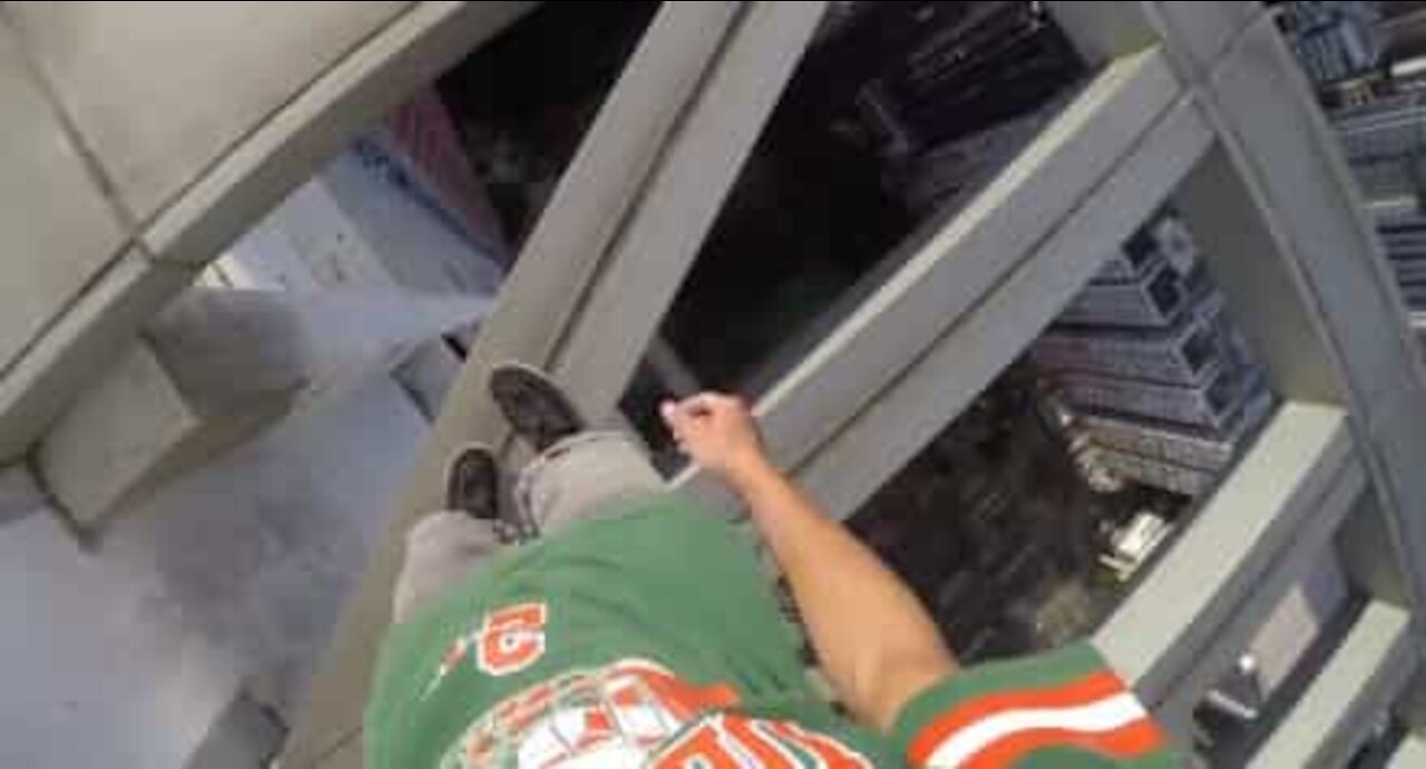 Da non imitare: uomo si arrampica su un grattacielo ad Hong Kong!