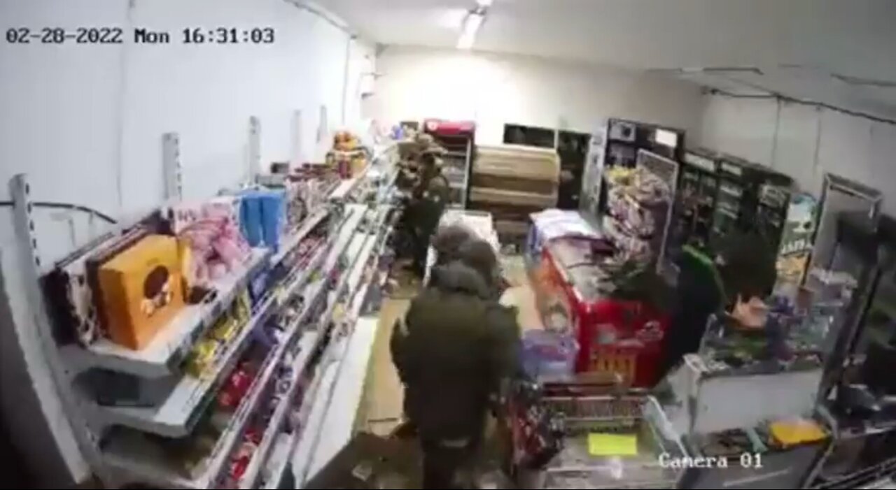 #Ukraine video: Russian soldiers are looting shops in the suburbs of #Kherson