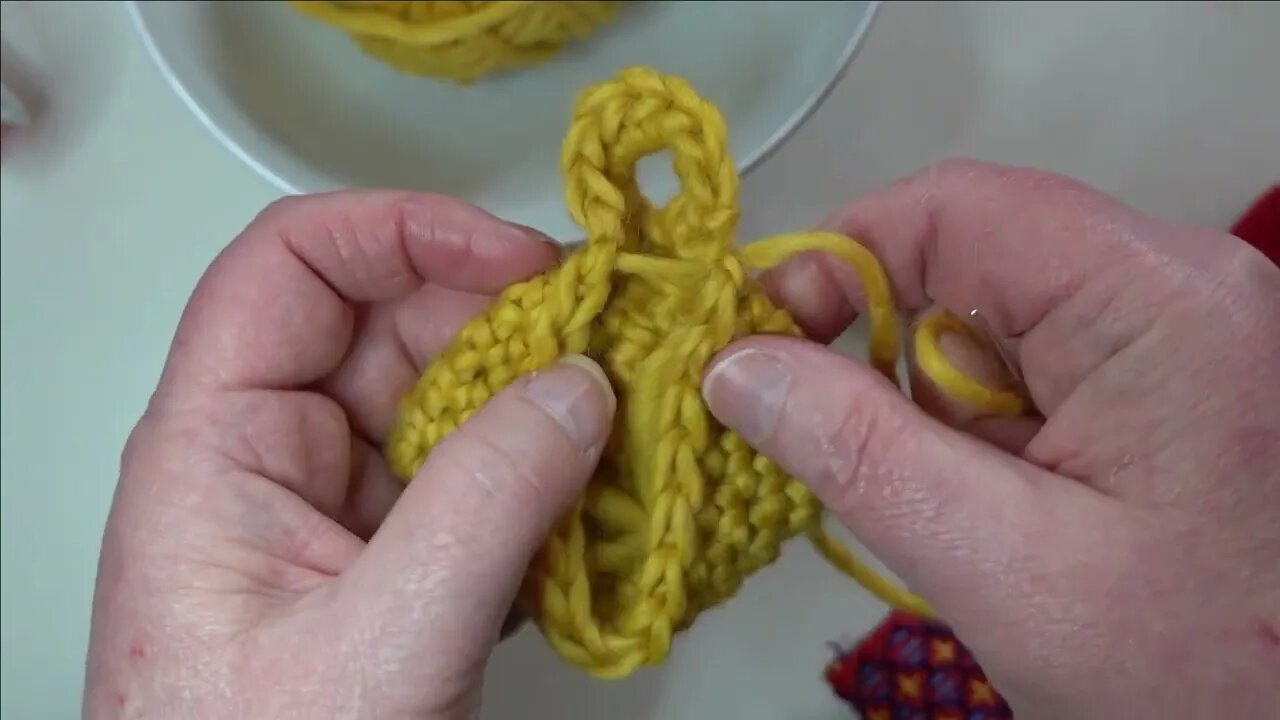 Crochet: Potholders made from yarn scraps (stashbuster projects)