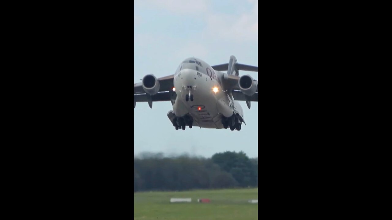 Qatar Emiri Air Force ,Boeing C-17A Globemaster III✈️,Amazing Takeoff Close Up✈️📸✅🫨