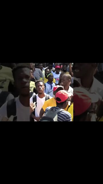 Haitianos comemorando a vitória do Brasil sobre a Suíça em partida da Copa do Mundo