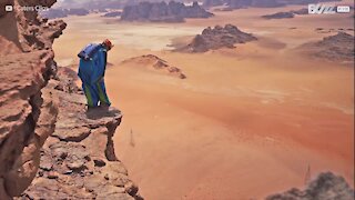 Salto in tuta alare nel bel mezzo del deserto