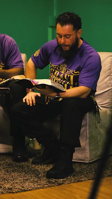 ¿Qué dice la Biblia acerca de una mujer enseñando a toda la iglesia?