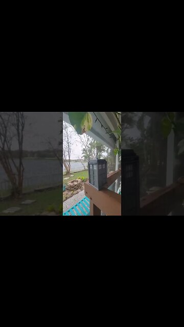 🌀#TARDIS VS #HURRICANENICOLE 🌀 HIGH #WINDS STRIKING #ORLANDO #FLORIDA #SUBSCRIBE #SHORTS