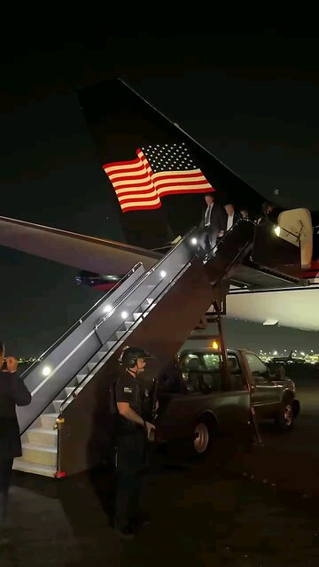 트럼프 대통령 암살 모면 후 여유. 자신의 비행기에서 내림. 240714