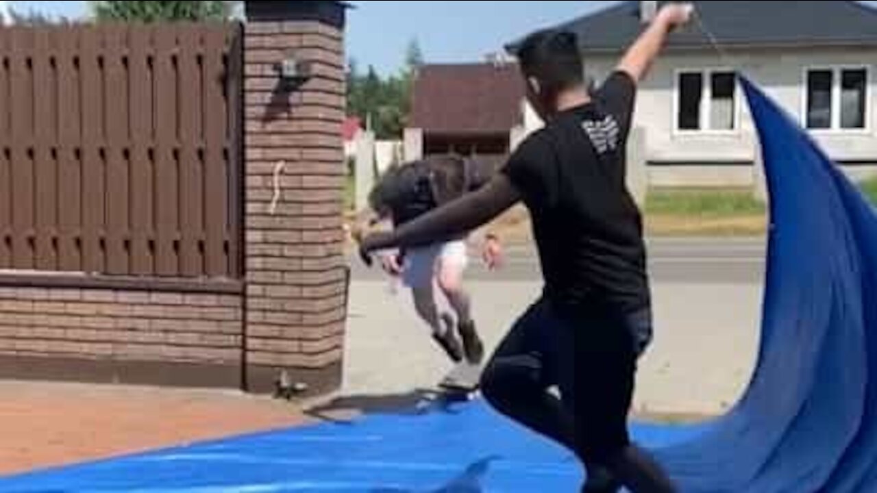 Un jeune homme surfe sur des vagues improvisées