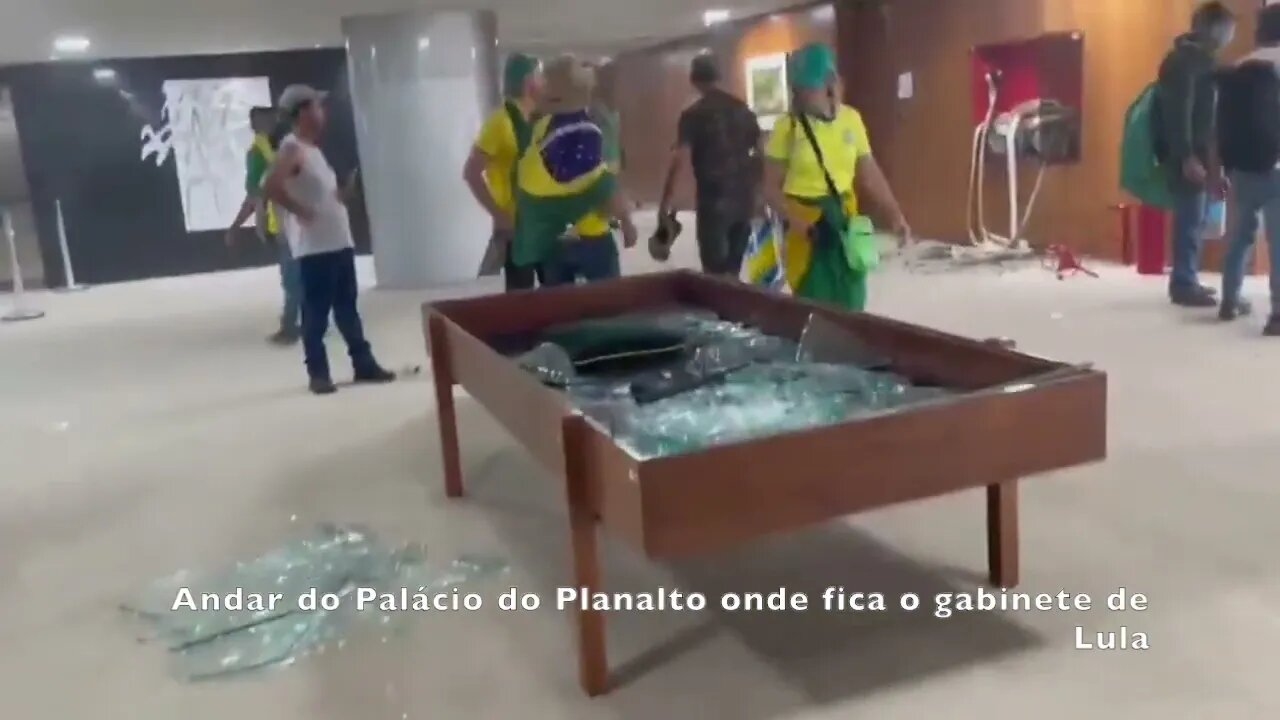 Vários vídeos chocantes da invasão do Congresso, Planalto e STF em Brasília