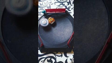 batalha de beyblade longinus vs fafnir (batalha rapida 😎)