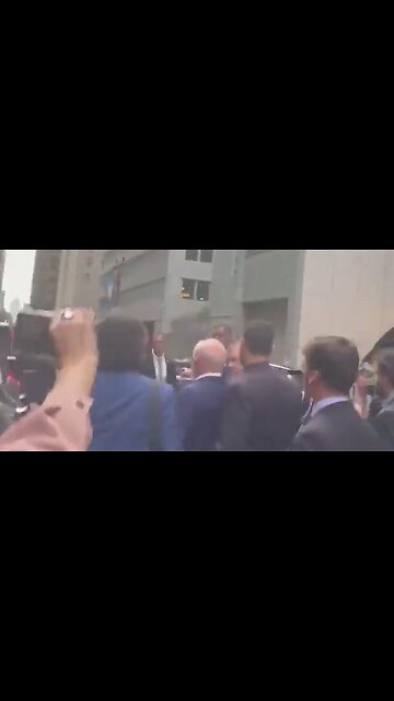 Lula é surpreendido ao sair de hotel de luxo em Manhattan, Nova York. Os manifestantes gritavam para ele: “Lula ladrão, seu lugar é prisão”