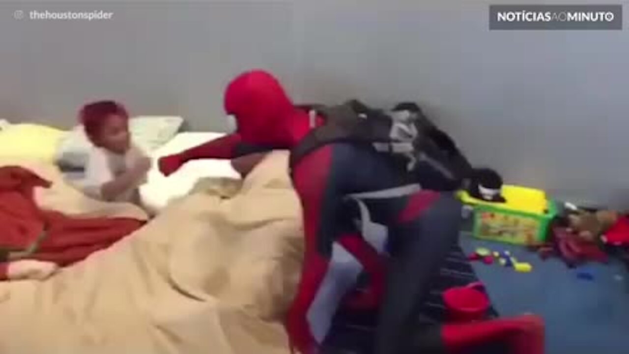 Homem-aranha anima desabrigados do furacão Harvey