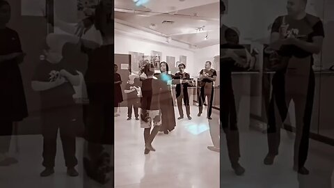 Девушки и парни красиво танцуют. Хьо са хьоме дуьне ду.