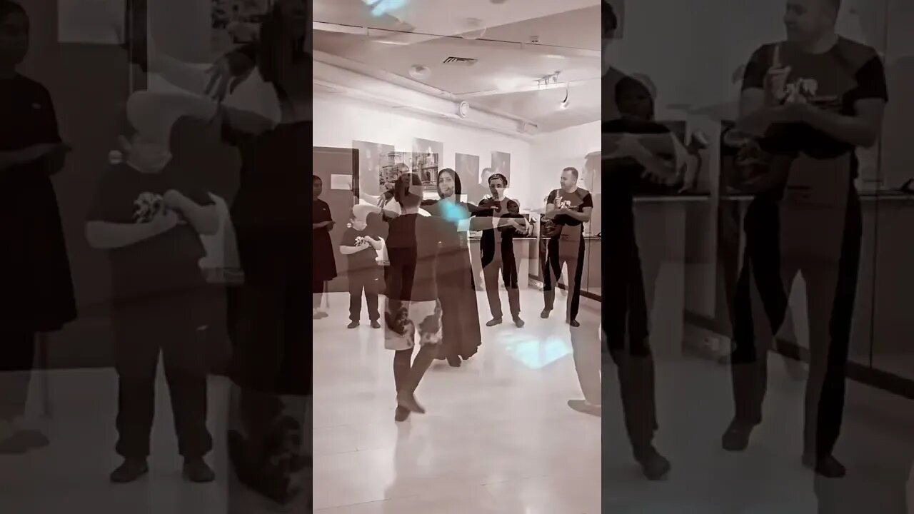 Девушки и парни красиво танцуют. Хьо са хьоме дуьне ду.