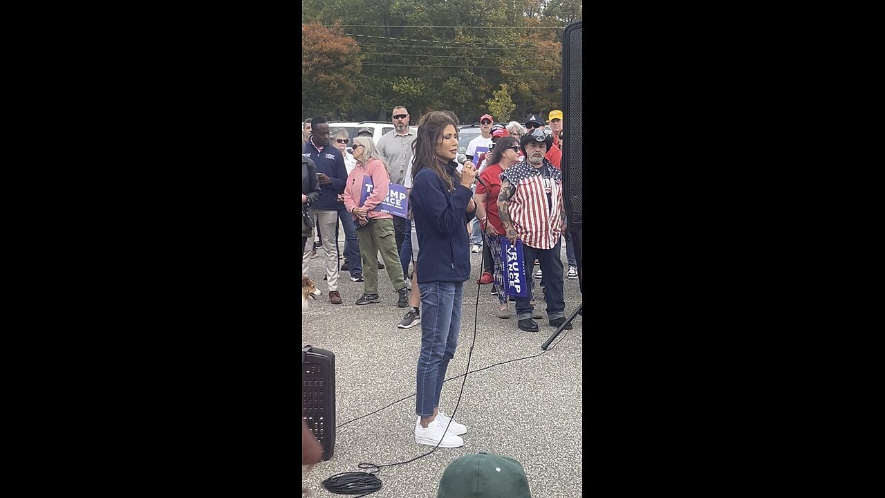 Gov Noem at Trump Bus Tour Stop