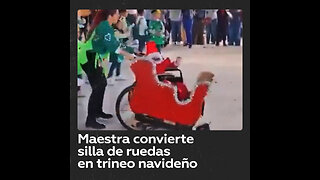 ¿Maestra ejemplar? Adapta silla de ruedas de alumno en trineo navideño