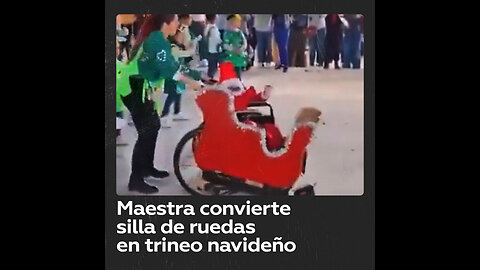 ¿Maestra ejemplar? Adapta silla de ruedas de alumno en trineo navideño