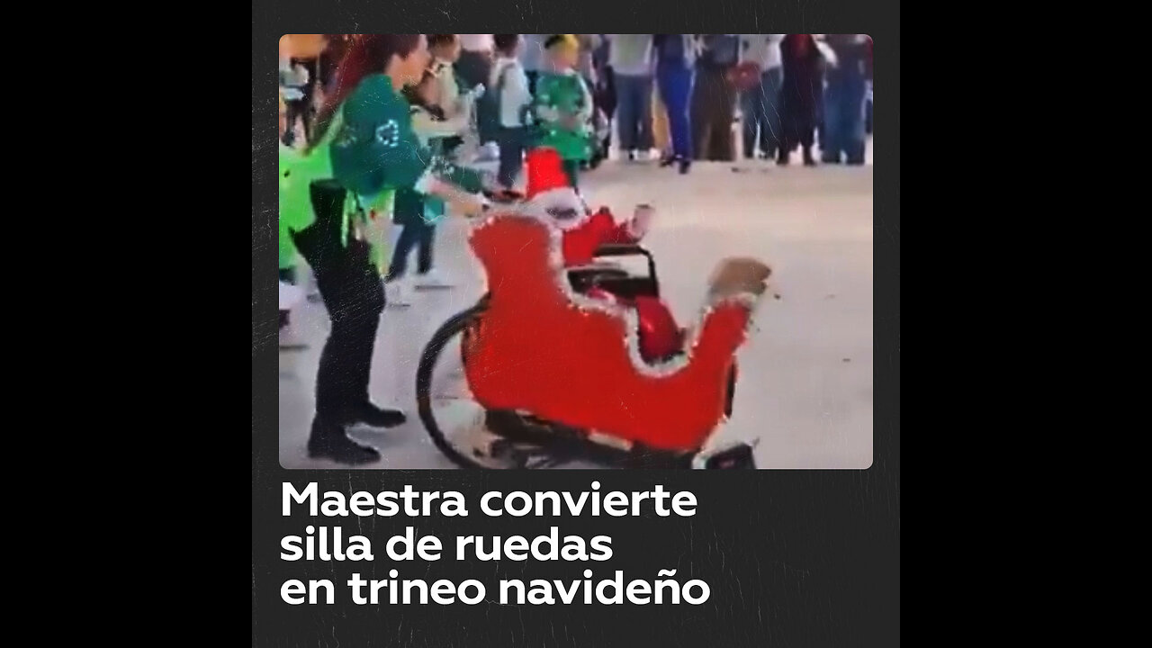 ¿Maestra ejemplar? Adapta silla de ruedas de alumno en trineo navideño