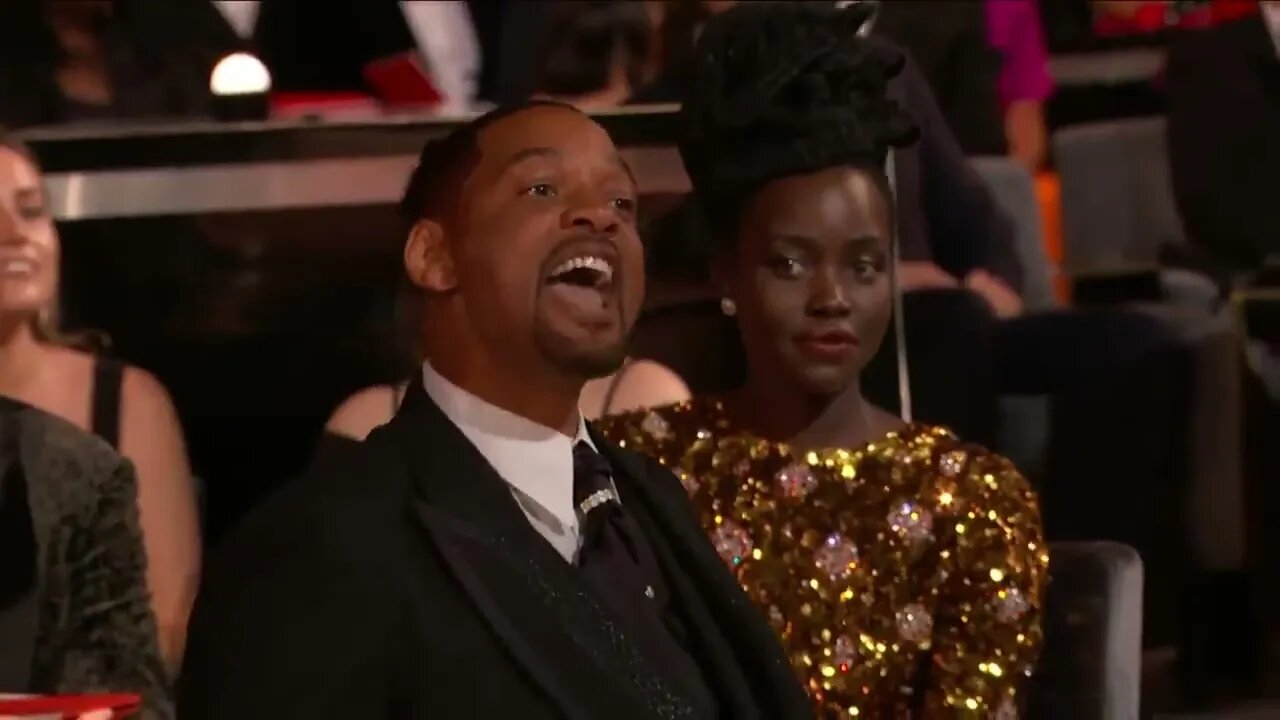 Will Smith golpea a Chris Rock por una broma sobre su esposa en la gala de los Premios Oscar #Oscar