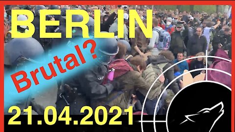 Highlight: Sitzende Menschen werden von Polizei gestoßen... Demonstration in Berlin am 21.04.2021