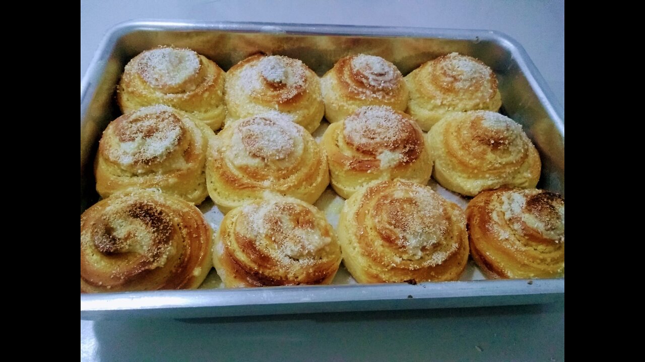 PAO DOCE RECHEADO DE BEIJINHO MOLE