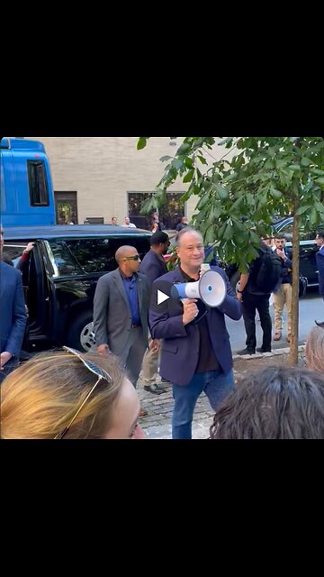 Doug Emhoff spoke in front of the single digit number of Kamala supporters...