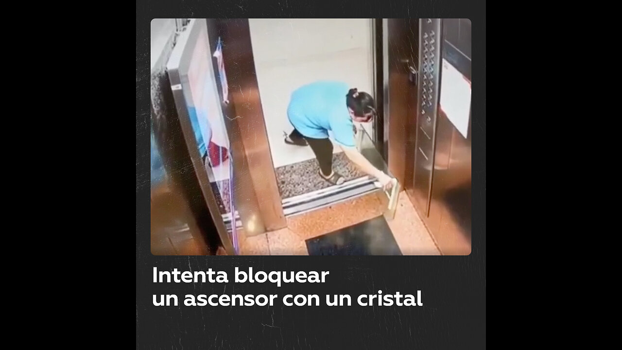 Limpiadora estropea las puertas de un ascensor al querer bloquearlas con un vidrio