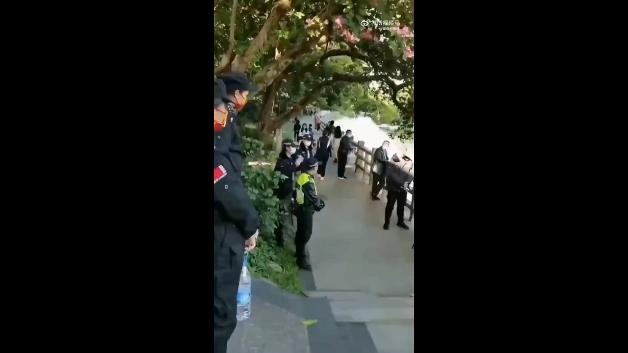 钓鱼男子给法盲警察上法律课,民事单位怎么能有立法权呢?懵逼了!🤔