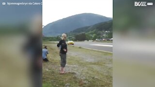 Cet homme atterri en parachute dans une voiture en mouvement