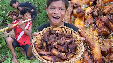 Primitive Technology - Eating Delicious In Jungle - Cooking Pork Rib