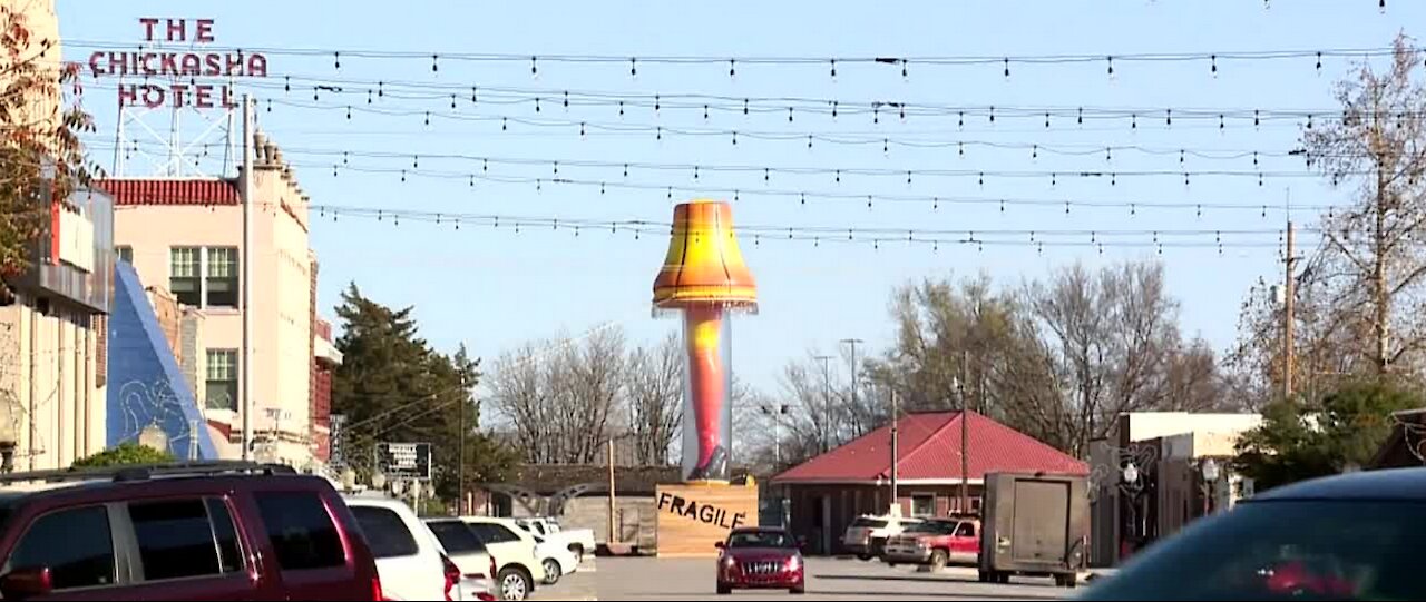 40-foot-leg lamp display in Oklahoma