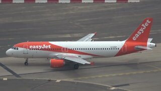 Incredible easyJet London Flight Lands at Gibraltar Airport; Minutes Later People Walk on Tarmac