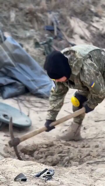 Female Ukrainian soldiers digging trenches near the frontline. “To the last Ukrainian”
