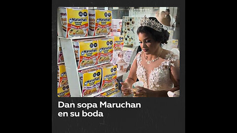 Recién casados criticados por servir las sopas Maruchan
