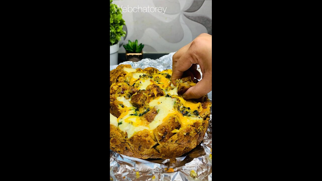 Super cheesy garlic bread pull apart