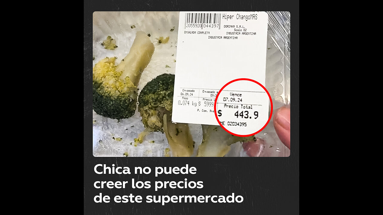 Chica sorprendida por el precio y el estado de la comida en un supermercado argentino