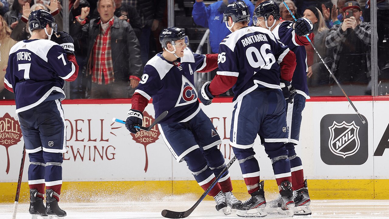 MacKinnon's streak reaches 18 games