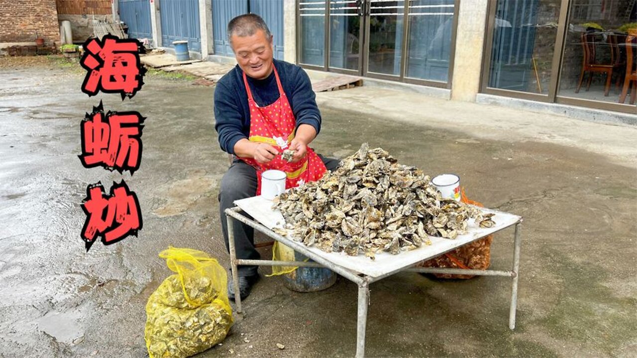 The authentic Fujian specialty snack fried oysters, fried in A Pang Shan in 2 large pots