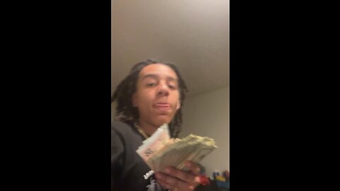 rapper shows a money glitch irl