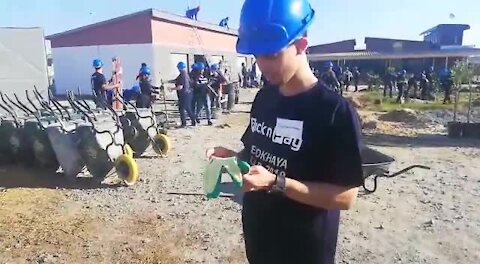 South Africa - Cape Town - Pick n Pay builds a Kitchen in Khayelitsha (Video) (Z3S)