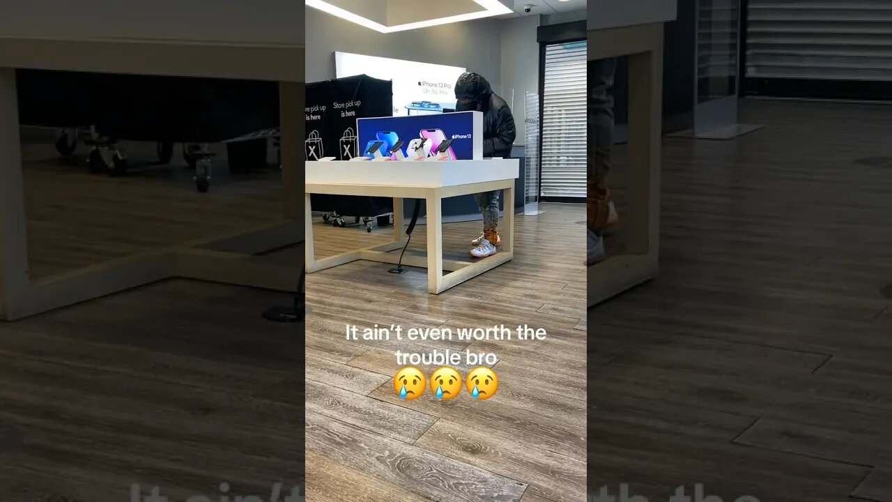This Man Stealing The Display Phones 🤣