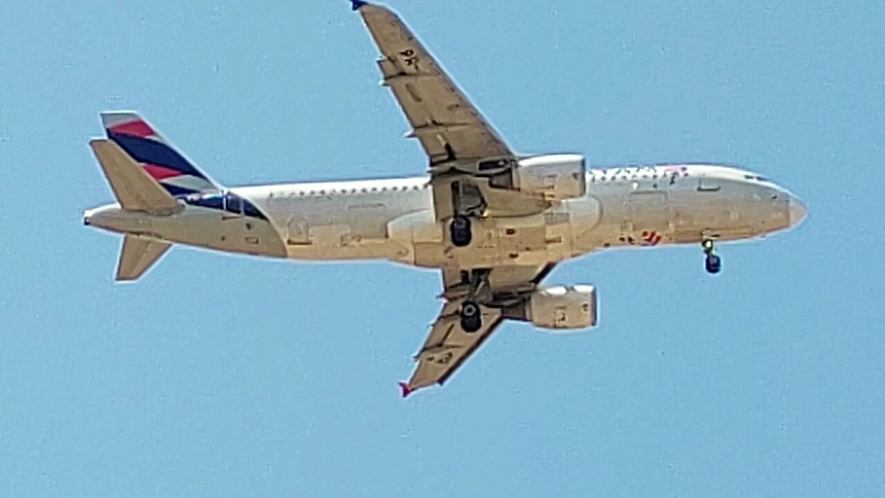 Airbus A321 PT-MXF coming from Guarulhos and Airbus A320 PR-MYR from Recife to Fortaleza