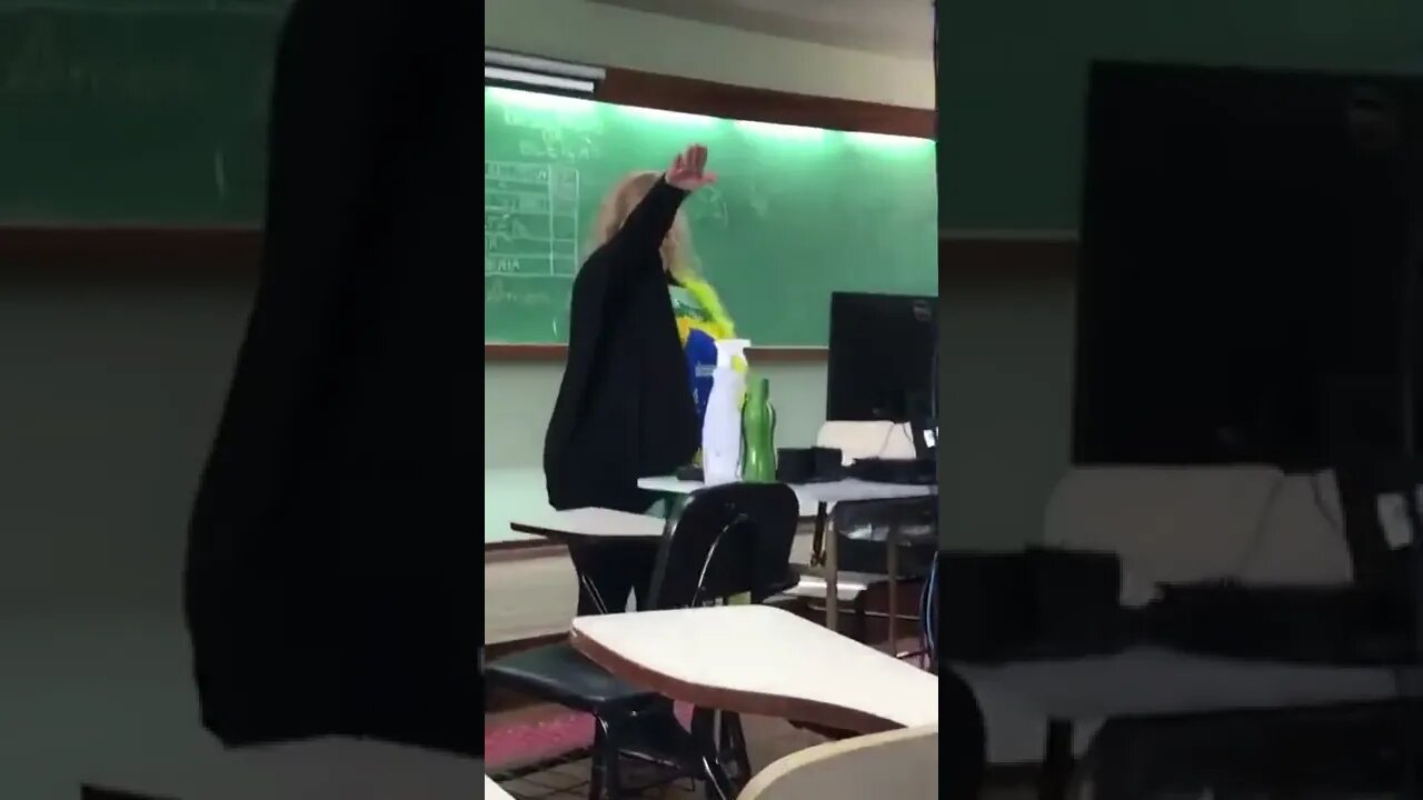 PROFESSORA FEZ SAUDACAO "ESTRANHA" EM SALA DE AULA? - Briga #shorts