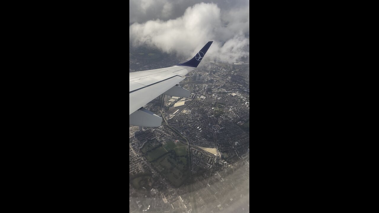 Plane Soars Over London's Spectacular Skyline!