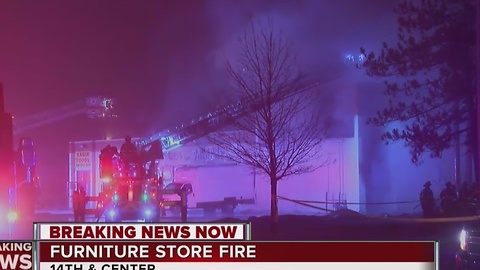 2-alarm fire breaks out at Milwaukee strip mall