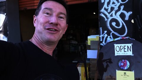 EEVblog #1112 - Vintage Computer Warehouse Diving!