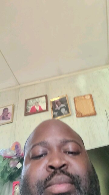 black women do yall know she's married to a white guy