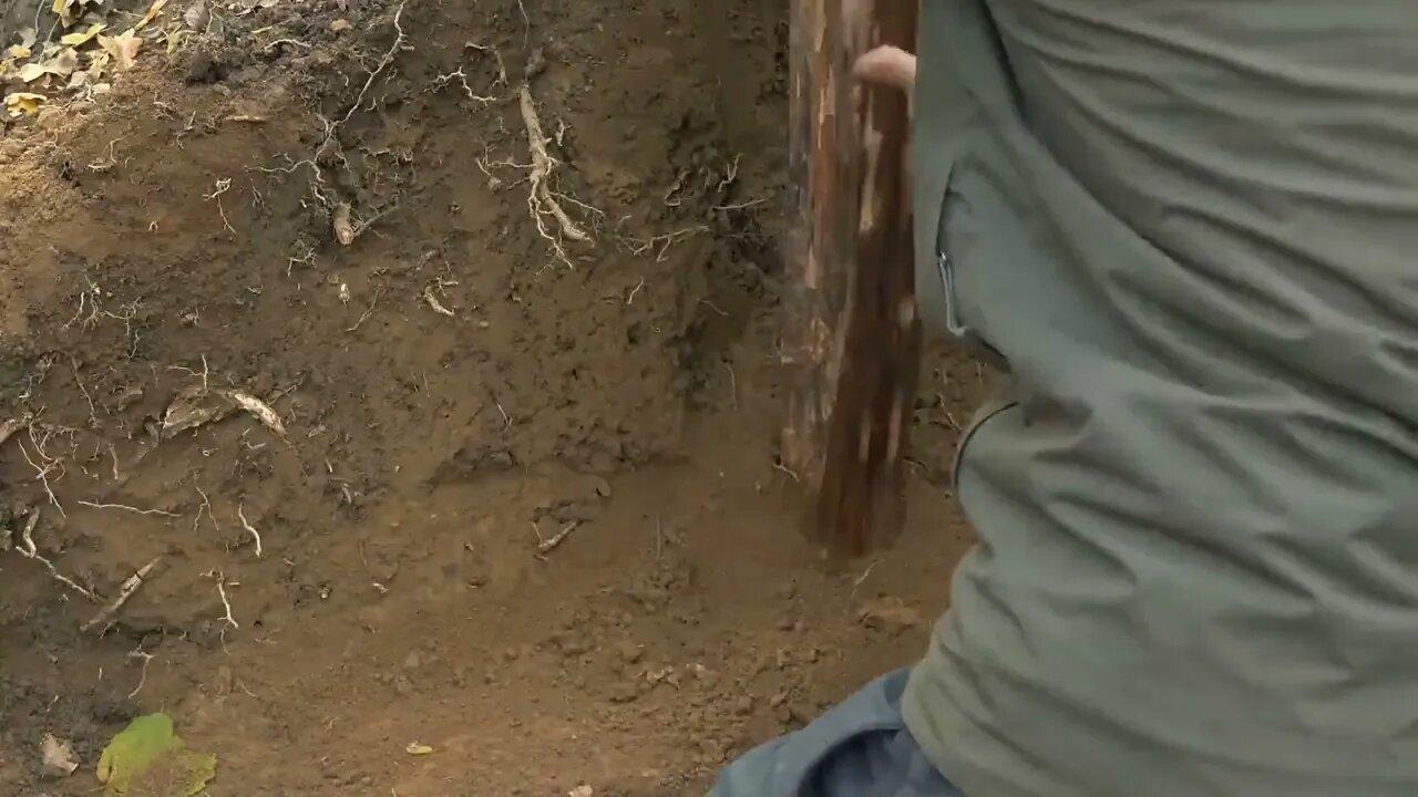 Building complete and warm survival shelter | Bushcraft earth hut, grass roof & fireplace with cla10