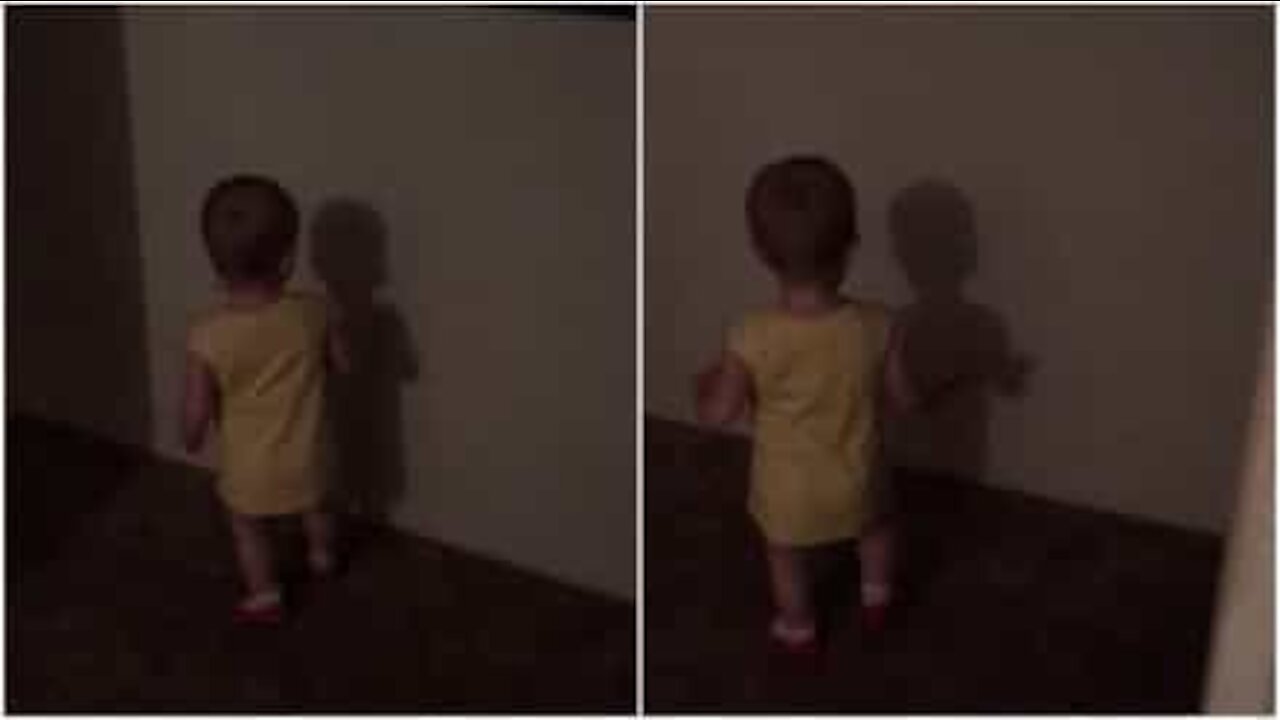 Adorabile bebè scopre la sua ombra