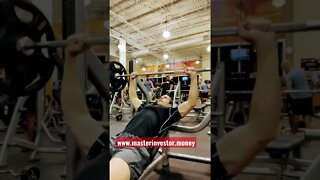 Build income even while working out! MASTER INVESTOR #shorts